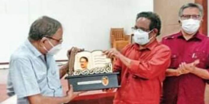 കൊളാടി സ്മാരക പുരസ്കാരം എം.ടി.യ്ക്ക് സമ്മാനിച്ചു കൊളാടി സ്മാരക പുരസ്കാരം എം.ടി.യ്ക്ക് സമ്മാനിച്ചു