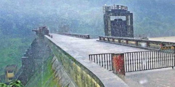 പത്തനംതിട്ട കിഴക്കൻ മേഖലകളിൽ കനത്ത മഴ ; കാഴ്ച മറയ്ക്കുന്ന മഞ്ഞും പത്തനംതിട്ട കിഴക്കൻ മേഖലകളിൽ കനത്ത മഴ ; കാഴ്ച മറയ്ക്കുന്ന മഞ്ഞും