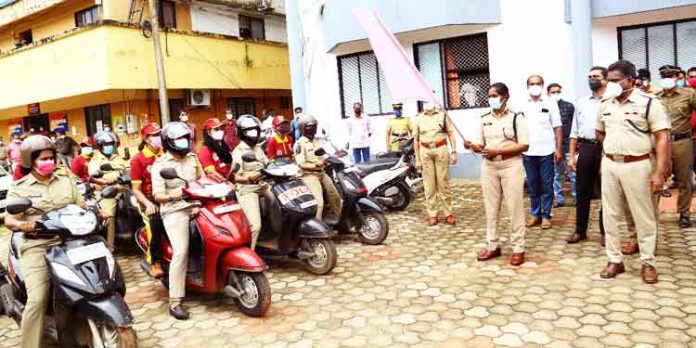 പിങ്ക് ബൈക്ക് പട്രോള് ഫ്ളാഗ് ഓഫ് ചെയ്തു : കോവിഡ് പ്രോട്ടോകോള് പ്രവര്ത്തനങ്ങളിലും റോമിയോ സംഘം പിങ്ക് ബൈക്ക് പട്രോള് ഫ്ളാഗ് ഓഫ് ചെയ്തു : കോവിഡ് പ്രോട്ടോകോള് പ്രവര്ത്തനങ്ങളിലും റോമിയോ സംഘം
