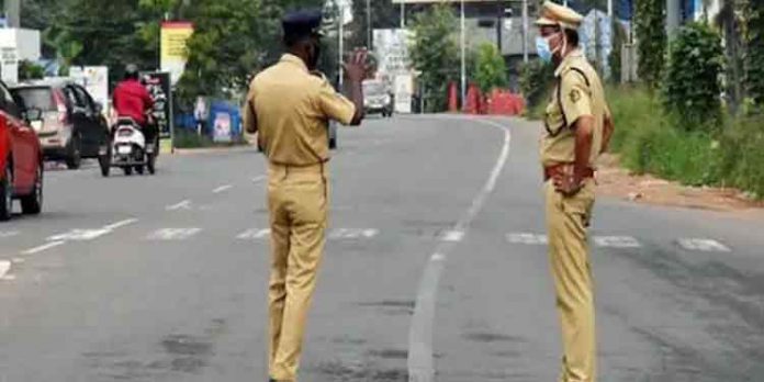 കോവിഡ് കേസുകള് കൂടുതലുള്ള പഞ്ചായത്തുകളില് പോലീസും സെക്ടറല് മജിസ്ട്രേറ്റര്മാരും സജീവമായി ഇടപെടുന്നു കോവിഡ് കേസുകള് കൂടുതലുള്ള പഞ്ചായത്തുകളില് പോലീസും സെക്ടറല് മജിസ്ട്രേറ്റര്മാരും സജീവമായി ഇടപെടുന്നു