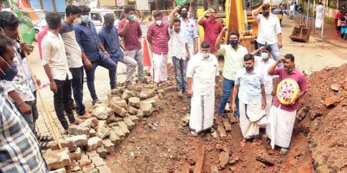 പത്തനംതിട്ട നഗരഹൃദയത്തിലെ തകര്ന്ന റോഡില് യൂത്ത് കോൺഗ്രസ്സ് റീത്ത് വെച്ച് പ്രതിഷേധിച്ചു പത്തനംതിട്ട നഗരഹൃദയത്തിലെ തകര്ന്ന റോഡില് യൂത്ത് കോൺഗ്രസ്സ് റീത്ത് വെച്ച് പ്രതിഷേധിച്ചു