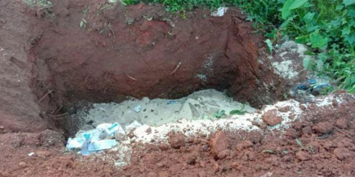 പ്രളയ ബാധിതർക്ക് നൽകാൻ എത്തിച്ച നൂറിലേറെ ചാക്ക് അരി പുഴുവരിച്ചു കുഴിച്ചുമൂടി പ്രളയ ബാധിതർക്ക് നൽകാൻ എത്തിച്ച നൂറിലേറെ ചാക്ക് അരി പുഴുവരിച്ചു കുഴിച്ചുമൂടി