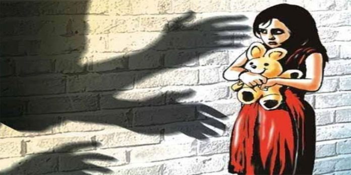 ഏഴുവയസ്സുകാരിയെ പീഡിപ്പിച്ചു ; മുത്തച്ഛനും അമ്മാവനും സഹോദരനും അറസ്റ്റില് ഏഴുവയസ്സുകാരിയെ പീഡിപ്പിച്ചു ; മുത്തച്ഛനും അമ്മാവനും സഹോദരനും അറസ്റ്റില്