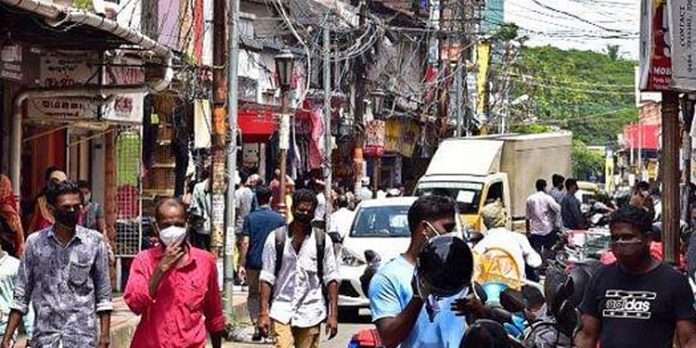 കോവിഡ് വ്യാപനം വര്ധിക്കുമെന്ന് മുന്നറിയിപ്പ് ; കടകളില് പരിശോധന കർശനമാക്കി കലക്ടര് കോവിഡ് വ്യാപനം വര്ധിക്കുമെന്ന് മുന്നറിയിപ്പ് ; കടകളില് പരിശോധന കർശനമാക്കി കലക്ടര്