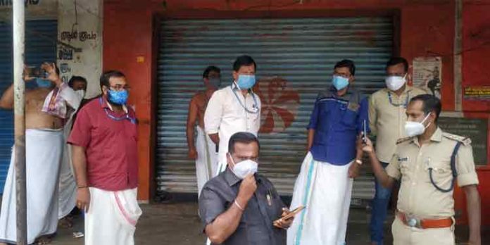 മലയാലപ്പുഴയിലെ കടമുറി ദേവസ്വം ബോർഡ് സീല് ചെയ്തു ; കടയുടമയുടെ ബന്ധുവായ അഭിഭാഷകന് സീല് ഇളക്കിമാറ്റി മലയാലപ്പുഴയിലെ കടമുറി ദേവസ്വം ബോർഡ് സീല് ചെയ്തു ; കടയുടമയുടെ ബന്ധുവായ അഭിഭാഷകന് സീല് ഇളക്കിമാറ്റി