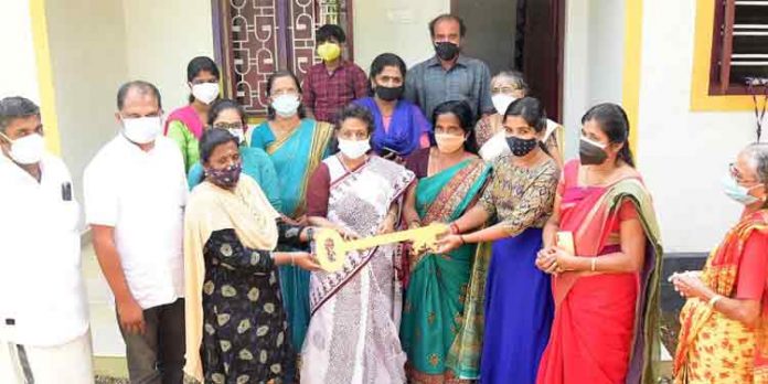 സുനില് ടീച്ചറിന്റെ 213-ാമത് സ്നേഹഭവനം വിധവയായ ഇന്ദിരക്കും കുടുംബത്തിനും സുനില് ടീച്ചറിന്റെ 213-ാമത് സ്നേഹഭവനം വിധവയായ ഇന്ദിരക്കും കുടുംബത്തിനും