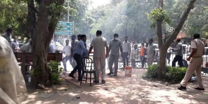 സുപ്രീം കോടതി പരിസരത്ത് യുവതിയും യുവാവും തീകൊളുത്തി ആത്മഹത്യയ്ക്ക് ശ്രമിച്ചു സുപ്രീം കോടതി പരിസരത്ത് യുവതിയും യുവാവും തീകൊളുത്തി ആത്മഹത്യയ്ക്ക് ശ്രമിച്ചു