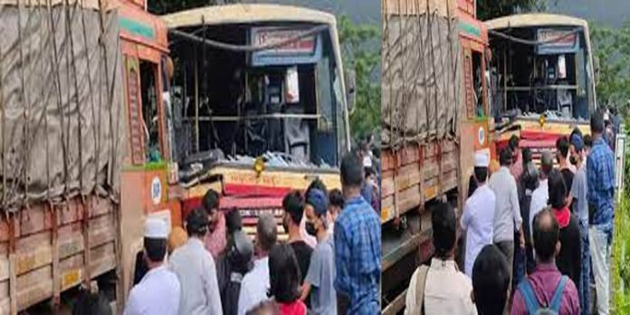താമരശ്ശേരി ചുരത്തില് കെ.എസ്.ആര്.ടി.സി ബസും ചരക്കുലോറിയും കൂട്ടിയിടിച്ചു താമരശ്ശേരി ചുരത്തില് കെ.എസ്.ആര്.ടി.സി ബസും ചരക്കുലോറിയും കൂട്ടിയിടിച്ചു