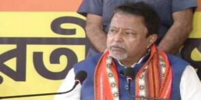 അച്ഛന് മാനസിക സമ്മര്ദം – ഓര്മ്മക്കുറവ് ; മുകുള് റോയിയുടെ നാക്കുപിഴയില് വിശദീകരണവുമായി മകന് അച്ഛന് മാനസിക സമ്മര്ദം – ഓര്മ്മക്കുറവ് ; മുകുള് റോയിയുടെ നാക്കുപിഴയില് വിശദീകരണവുമായി മകന്
