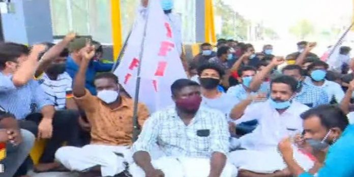കഴക്കൂട്ടം – കാരോട് ബൈപ്പാസിൽ വീണ്ടും ടോൾപിരിവ് ; ടോൾഗേറ്റ് തുറന്ന് വാഹനങ്ങൾ കടത്തിവിട്ട് ഡിവൈഎഫ്ഐ – യൂത്ത് കോൺഗ്രസ് പ്രവർത്തകർ കഴക്കൂട്ടം – കാരോട് ബൈപ്പാസിൽ വീണ്ടും ടോൾപിരിവ് ; ടോൾഗേറ്റ് തുറന്ന് വാഹനങ്ങൾ കടത്തിവിട്ട് ഡിവൈഎഫ്ഐ – യൂത്ത് കോൺഗ്രസ് പ്രവർത്തകർ