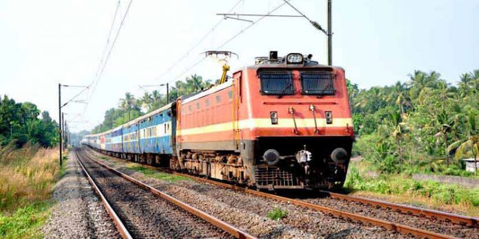 ലോകോ പൈലറ്റ് ചമഞ്ഞ് മൂന്നുവര്ഷമായി ട്രെയിനോടിച്ചു ; ഒടുവിൽ 17കാരനും 22കാരനും പിടിയിൽ ലോകോ പൈലറ്റ് ചമഞ്ഞ് മൂന്നുവര്ഷമായി ട്രെയിനോടിച്ചു ; ഒടുവിൽ 17കാരനും 22കാരനും പിടിയിൽ
