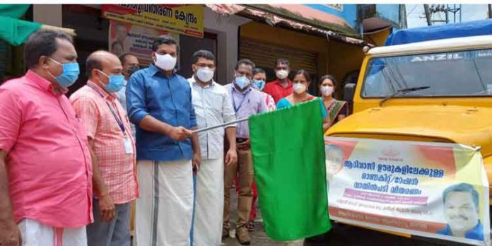 ആദിവാസി കുടുംബങ്ങള്ക്ക് ഭക്ഷ്യ വസ്തുക്കള് എത്തിക്കാന് മൊബൈല് റേഷന് ഡിപ്പോയ്ക്ക് തുടക്കമായി ആദിവാസി കുടുംബങ്ങള്ക്ക് ഭക്ഷ്യ വസ്തുക്കള് എത്തിക്കാന് മൊബൈല് റേഷന് ഡിപ്പോയ്ക്ക് തുടക്കമായി