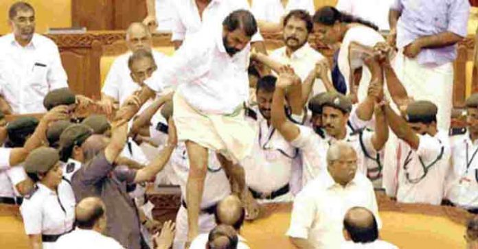 നിയമസഭ തല്ലിതകര്ത്ത കേസിലെ പ്രതിയായ മന്ത്രി വി.ശിവന്കുട്ടി രാജിവെക്കണമെന്ന് ആവശ്യപ്പെട്ടുകൊണ്ട് യു.ഡി.എഫ് ധര്ണ്ണ ആഗസ്റ്റ് നാലിന് നിയമസഭ തല്ലിതകര്ത്ത കേസിലെ പ്രതിയായ മന്ത്രി വി.ശിവന്കുട്ടി രാജിവെക്കണമെന്ന് ആവശ്യപ്പെട്ടുകൊണ്ട് യു.ഡി.എഫ് ധര്ണ്ണ ആഗസ്റ്റ് നാലിന്