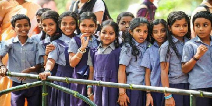 സർക്കാരിന്റെ സൗജന്യ കൈത്തറി സ്കൂള് യൂണിഫോം പദ്ധതി പാളി സർക്കാരിന്റെ സൗജന്യ കൈത്തറി സ്കൂള് യൂണിഫോം പദ്ധതി പാളി