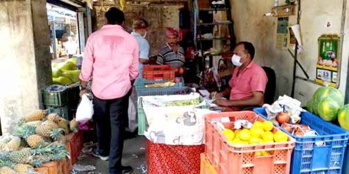 വ്യാപാരികളെ പൂട്ടിക്കാന് കച്ചകെട്ടി ഉദ്യോഗസ്ഥര് ; കടകളില് പ്രവേശനം വാക്സിന് എടുത്തവര്ക്ക് മാത്രം വ്യാപാരികളെ പൂട്ടിക്കാന് കച്ചകെട്ടി ഉദ്യോഗസ്ഥര് ; കടകളില് പ്രവേശനം വാക്സിന് എടുത്തവര്ക്ക് മാത്രം