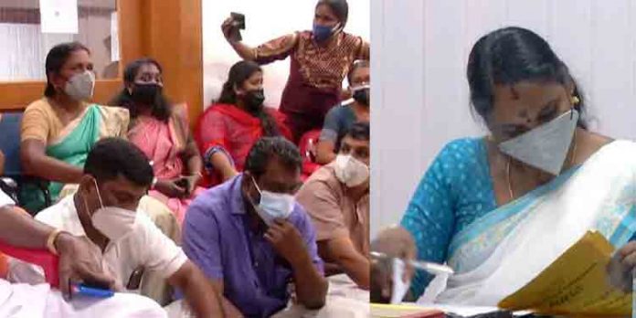 തൃക്കാക്കര നഗരസഭയില് നാടകീയ രംഗങ്ങള് ; വിജിലന്സ് സീല് പൊളിച്ച് ചെയര്പേഴ്സന് ഓഫിസില് പ്രവേശിച്ചു തൃക്കാക്കര നഗരസഭയില് നാടകീയ രംഗങ്ങള് ; വിജിലന്സ് സീല് പൊളിച്ച് ചെയര്പേഴ്സന് ഓഫിസില് പ്രവേശിച്ചു