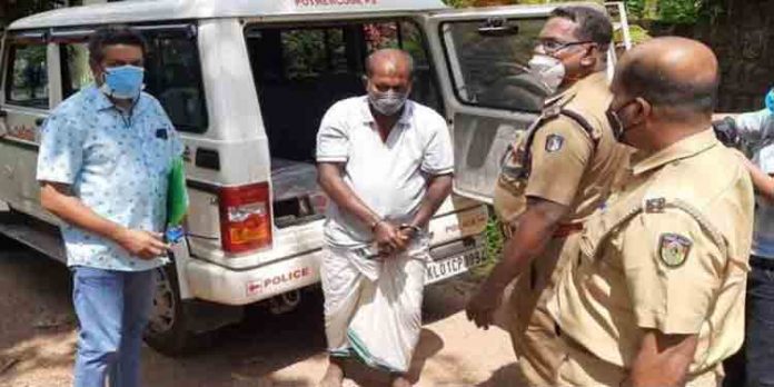 ഭാര്യയെ കഴുത്തറത്ത് കൊലപ്പെടുത്തിയ സംഭവത്തില് പ്രതിയെ സംഭവ സ്ഥലത്തെത്തിച്ച് തെളിവെടുപ്പ് നടത്തി ഭാര്യയെ കഴുത്തറത്ത് കൊലപ്പെടുത്തിയ സംഭവത്തില് പ്രതിയെ സംഭവ സ്ഥലത്തെത്തിച്ച് തെളിവെടുപ്പ് നടത്തി