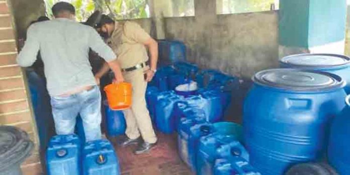 പെരുമ്പാവൂരില് സ്പിരിറ്റ് കലര്ത്തി വില്പനയ്ക്കെത്തിച്ച 2,500 ലിറ്റര് കള്ള് പിടികൂടി പെരുമ്പാവൂരില് സ്പിരിറ്റ് കലര്ത്തി വില്പനയ്ക്കെത്തിച്ച 2,500 ലിറ്റര് കള്ള് പിടികൂടി