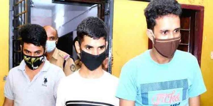അനധികൃതമായി തോക്ക് കൈവശം വെച്ച കാശ്മീരികള് അറസ്റ്റില് അനധികൃതമായി തോക്ക് കൈവശം വെച്ച കാശ്മീരികള് അറസ്റ്റില്