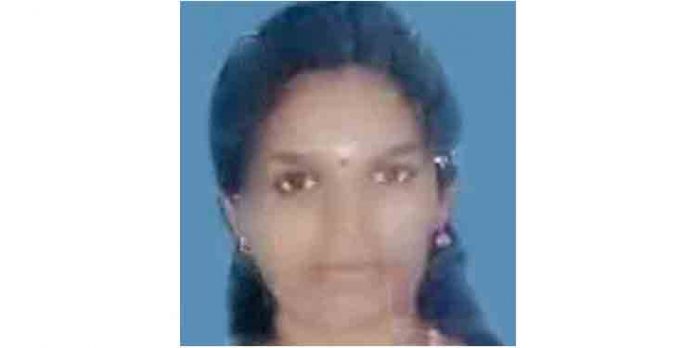 കാസര്ഗോഡ് യുവതിയെ തൂങ്ങിമരിച്ച നിലയില് കണ്ടെത്തി കാസര്ഗോഡ് യുവതിയെ തൂങ്ങിമരിച്ച നിലയില് കണ്ടെത്തി