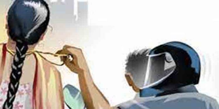 മുളകുപൊടി മുഖത്തേക്കെറിഞ്ഞ് വീട്ടമ്മയുടെ സ്വര്ണമാല കവര്ന്നതായി പരാതി മുളകുപൊടി മുഖത്തേക്കെറിഞ്ഞ് വീട്ടമ്മയുടെ സ്വര്ണമാല കവര്ന്നതായി പരാതി
