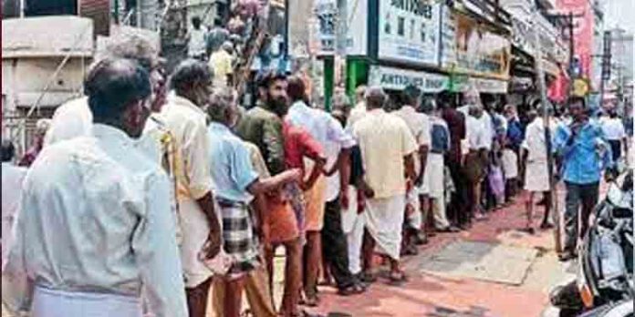 മദ്യ വില്പ്പനശാലകള്ക്ക് മുന്നിലെ തിരക്ക് പരിഹരിക്കണം : ഹൈക്കോടതി മദ്യ വില്പ്പനശാലകള്ക്ക് മുന്നിലെ തിരക്ക് പരിഹരിക്കണം : ഹൈക്കോടതി