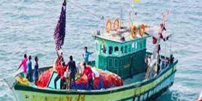 തൊഴിലാളികളുടെ വിവരങ്ങളറിയാന് മത്സ്യബന്ധന ബോട്ടുകളില് കര്ശനമായ പരിശോധന തൊഴിലാളികളുടെ വിവരങ്ങളറിയാന് മത്സ്യബന്ധന ബോട്ടുകളില് കര്ശനമായ പരിശോധന