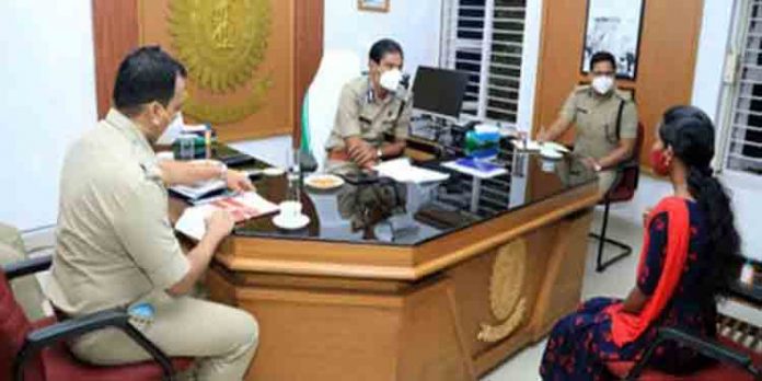 പൊതുജനങ്ങളുടെ പരാതി നേരിട്ട് കേള്ക്കാന് സംസ്ഥാന പോലീസ് മേധാവി അനില്കാന്ത് കൊല്ലം നഗരത്തില് പൊതുജനങ്ങളുടെ പരാതി നേരിട്ട് കേള്ക്കാന് സംസ്ഥാന പോലീസ് മേധാവി അനില്കാന്ത് കൊല്ലം നഗരത്തില്
