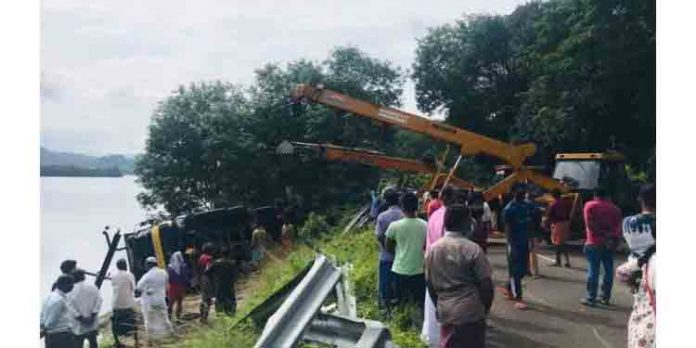 ഭാരം കയറ്റിവന്ന ലോറി ചിറ്റാറിലേക്ക് മറിഞ്ഞു ഭാരം കയറ്റിവന്ന ലോറി ചിറ്റാറിലേക്ക് മറിഞ്ഞു