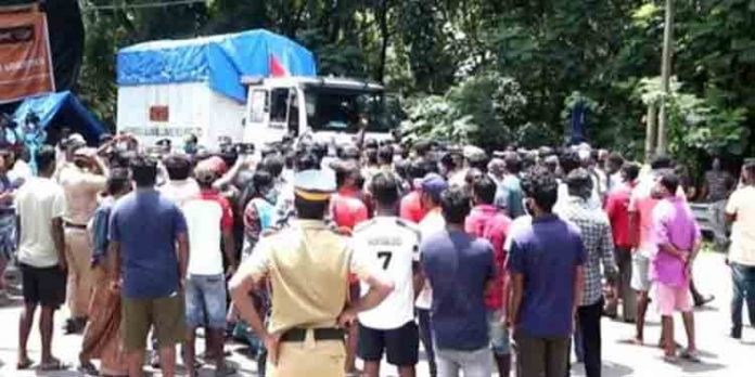വി എസ് എസ് സിയിലേക്ക് വന്ന ഐ എസ് ആര് ഒ കാര്ഗോ വാഹനം പ്രദേശവാസികള് തടഞ്ഞു ; പ്രദേശത്ത് സംഘര്ഷ സാധ്യത വി എസ് എസ് സിയിലേക്ക് വന്ന ഐ എസ് ആര് ഒ കാര്ഗോ വാഹനം പ്രദേശവാസികള് തടഞ്ഞു ; പ്രദേശത്ത് സംഘര്ഷ സാധ്യത