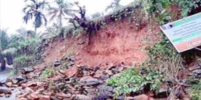 മണ്ണെടുത്തതിനെ തുടര്ന്ന് വീട് അപകടാവസ്ഥയിലായതായി പരാതി മണ്ണെടുത്തതിനെ തുടര്ന്ന് വീട് അപകടാവസ്ഥയിലായതായി പരാതി