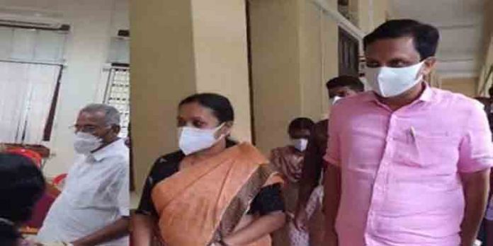 മന്ത്രിമാരുടെ സംഘം മെഡിക്കല് കോളേജില് ; വകുപ്പ് മേധാവികളുടെ യോഗം അല്പസമയത്തിനകം മന്ത്രിമാരുടെ സംഘം മെഡിക്കല് കോളേജില് ; വകുപ്പ് മേധാവികളുടെ യോഗം അല്പസമയത്തിനകം
