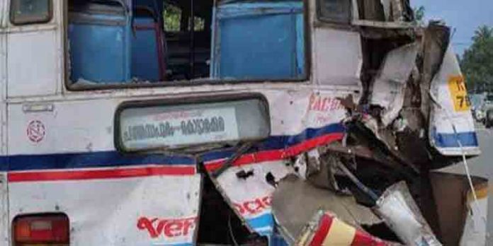 ഓര്ഡിനറി ബസിന് പിന്നില് ഫാസ്റ്റ് പാസഞ്ചര് ബസ് ഇടിച്ചുകയറി 35 പേര്ക്ക് പരിക്ക് ഓര്ഡിനറി ബസിന് പിന്നില് ഫാസ്റ്റ് പാസഞ്ചര് ബസ് ഇടിച്ചുകയറി 35 പേര്ക്ക് പരിക്ക്