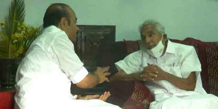 പ്രശ്നങ്ങള്ക്കെല്ലാം ഉടന് പരിഹാരം ; ഉമ്മന് ചാണ്ടിയുമായി കൂടിക്കാഴ്ച നടത്തി പ്രതിപക്ഷ നേതാവ് വി.ഡി സതീശന് പ്രശ്നങ്ങള്ക്കെല്ലാം ഉടന് പരിഹാരം ; ഉമ്മന് ചാണ്ടിയുമായി കൂടിക്കാഴ്ച നടത്തി പ്രതിപക്ഷ നേതാവ് വി.ഡി സതീശന്