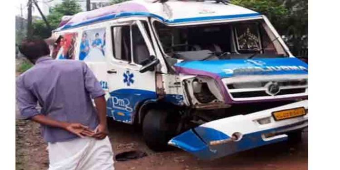 ഗര്ഭിണിയുമായി തിരുവല്ലയിലേക്കെത്തിയ ആംബുലന്സ് മറിഞ്ഞ് അപകടം ഗര്ഭിണിയുമായി തിരുവല്ലയിലേക്കെത്തിയ ആംബുലന്സ് മറിഞ്ഞ് അപകടം