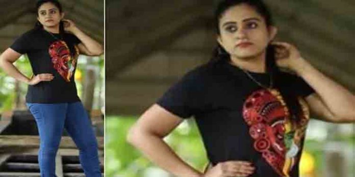 പള്ളിയോടത്തില്ക്കയറി ഫോട്ടോ ഷൂട്ട് നടത്തിയ നവമാധ്യമ താരത്തിനെതിരേ വ്യാപക പ്രതിഷേധം പള്ളിയോടത്തില്ക്കയറി ഫോട്ടോ ഷൂട്ട് നടത്തിയ നവമാധ്യമ താരത്തിനെതിരേ വ്യാപക പ്രതിഷേധം