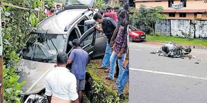 സ്കൂട്ടര് യാത്രികരെ ഇടിച്ചിട്ടു നിര്ത്താതെ പോയ കാര് കാനയിലേയ്ക്കു മറിഞ്ഞു സ്കൂട്ടര് യാത്രികരെ ഇടിച്ചിട്ടു നിര്ത്താതെ പോയ കാര് കാനയിലേയ്ക്കു മറിഞ്ഞു