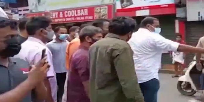 ലോക്കഡൗണ് ലംഘിച്ച് കടകള് തുറന്നു ; കോഴിക്കോട് അത്തോളിയില് വ്യാപാരികളും പോലിസും തമ്മില് സംഘര്ഷം ലോക്കഡൗണ് ലംഘിച്ച് കടകള് തുറന്നു ; കോഴിക്കോട് അത്തോളിയില് വ്യാപാരികളും പോലിസും തമ്മില് സംഘര്ഷം