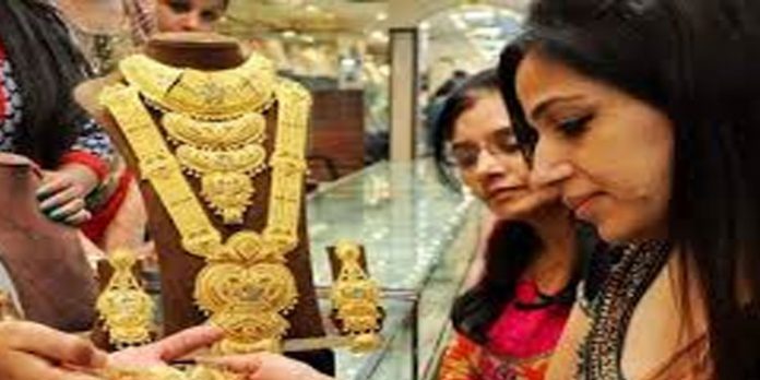 സ്വര്ണ വ്യാപാര മേഖലയില് അനാവശ്യ ഇടപെടലുകള് ഒഴിവാക്കണമെന്നാവശ്യപ്പെട്ട് ഓള് കേരള ഗോള്ഡ് ആന്ഡ് സില്വര് മര്ചന്റ്സ് അസോസിയേഷന് രംഗത്ത് സ്വര്ണ വ്യാപാര മേഖലയില് അനാവശ്യ ഇടപെടലുകള് ഒഴിവാക്കണമെന്നാവശ്യപ്പെട്ട് ഓള് കേരള ഗോള്ഡ് ആന്ഡ് സില്വര് മര്ചന്റ്സ് അസോസിയേഷന് രംഗത്ത്