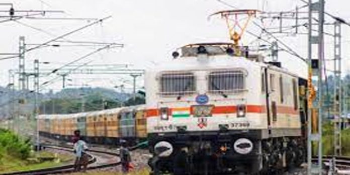 ട്രെയിനുകള് അകാരണമായി വൈകി ഓടിയാല് യാത്രക്കാര്ക്ക് റെയില്വേ നഷ്ടപരിഹാരം നല്കണo : സുപ്രീംകോടതി ട്രെയിനുകള് അകാരണമായി വൈകി ഓടിയാല് യാത്രക്കാര്ക്ക് റെയില്വേ നഷ്ടപരിഹാരം നല്കണo : സുപ്രീംകോടതി