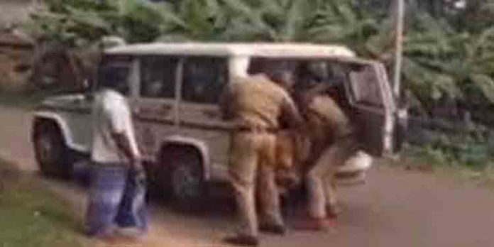 വയോധികനെ പോലീസ് റോഡിലിട്ട് തല്ലിയ കേസില് ഒരു വര്ഷമായിട്ടും കുറ്റപത്രം ഇല്ല ; പോലീസ് ഒത്തുക്കളിക്കുന്നു വയോധികനെ പോലീസ് റോഡിലിട്ട് തല്ലിയ കേസില് ഒരു വര്ഷമായിട്ടും കുറ്റപത്രം ഇല്ല ; പോലീസ് ഒത്തുക്കളിക്കുന്നു