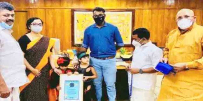 ഞൊടിയിടയില് വിസ്മയം : മലാലയ്ക്ക് യു.ആര്.എഫ് ദേശീയ റെക്കാഡ് ജില്ലാ കളക്ടര് ഡോ.ദിവ്യ.എസ് ഐയ്യര് സമ്മാനിച്ചു ഞൊടിയിടയില് വിസ്മയം : മലാലയ്ക്ക് യു.ആര്.എഫ് ദേശീയ റെക്കാഡ് ജില്ലാ കളക്ടര് ഡോ.ദിവ്യ.എസ് ഐയ്യര് സമ്മാനിച്ചു