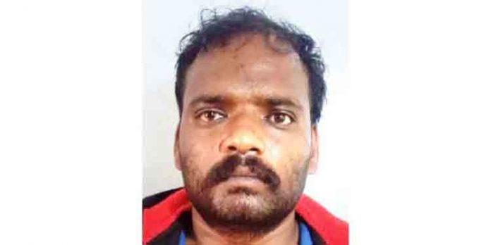 കല്ലുകൊണ്ട് വീട് തകര്ത്ത് മോഷണം ; പ്രതിയെ കര്ണാടകയിലെത്തി പിടികൂടി കല്ലുകൊണ്ട് വീട് തകര്ത്ത് മോഷണം ; പ്രതിയെ കര്ണാടകയിലെത്തി പിടികൂടി