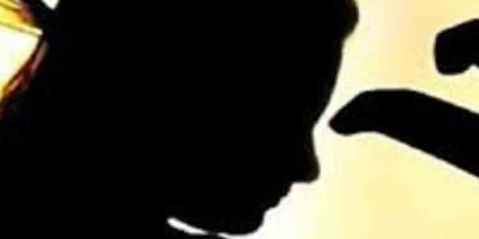 ആല്ബത്തിന്റെ ജോലികള് ചെയ്തില്ലെങ്കില് മകളെ തട്ടിക്കൊണ്ടുപോകുമെന്ന് ഭീഷണി : പരാതിയുമായി വീട്ടമ്മ ആല്ബത്തിന്റെ ജോലികള് ചെയ്തില്ലെങ്കില് മകളെ തട്ടിക്കൊണ്ടുപോകുമെന്ന് ഭീഷണി : പരാതിയുമായി വീട്ടമ്മ