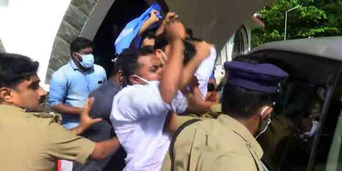 വ്യാപക പ്രതിഷേധം : കണ്ണൂര് സര്വകലാശാല വിസിയെ കെ.എസ്.യു പ്രവര്ത്തകര് തടഞ്ഞു വ്യാപക പ്രതിഷേധം : കണ്ണൂര് സര്വകലാശാല വിസിയെ കെ.എസ്.യു പ്രവര്ത്തകര് തടഞ്ഞു