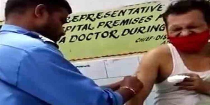 ഒഡീഷയിലെ സര്ക്കാര് ആശുപത്രിയില് രോഗിയെ കുത്തിവെച്ച് സുരക്ഷ ജീവനക്കാരന് ; പ്രതിഷേധം ഒഡീഷയിലെ സര്ക്കാര് ആശുപത്രിയില് രോഗിയെ കുത്തിവെച്ച് സുരക്ഷ ജീവനക്കാരന് ; പ്രതിഷേധം
