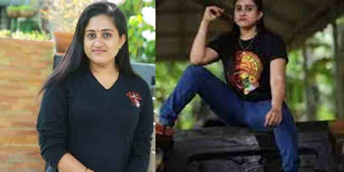 പള്ളിയോടത്തില് കയറി ഫോട്ടോ ഷൂട്ട് നടത്തിയ യുവതിയെയും സഹായിയെയും പോലീസ് അറസ്റ്റ് ചെയ്തു പള്ളിയോടത്തില് കയറി ഫോട്ടോ ഷൂട്ട് നടത്തിയ യുവതിയെയും സഹായിയെയും പോലീസ് അറസ്റ്റ് ചെയ്തു