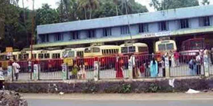 മൂവാറ്റുപുഴ കെ എസ് ആർ ടി സി ബസ്സ്റ്റാന്ഡിന്റെ നിര്മാണ പ്രവര്ത്തനങ്ങള് , കരാറുകാര്ക്ക് ഇനിയും പണം ലഭിച്ചില്ല മൂവാറ്റുപുഴ കെ എസ് ആർ ടി സി ബസ്സ്റ്റാന്ഡിന്റെ നിര്മാണ പ്രവര്ത്തനങ്ങള് , കരാറുകാര്ക്ക് ഇനിയും പണം ലഭിച്ചില്ല