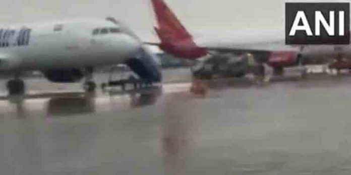 കനത്ത മഴയെ തുടര്ന്ന് ഡല്ഹിയില് ഓറഞ്ച് അലര്ട്ട് പ്രഖ്യാപിച്ചു കനത്ത മഴയെ തുടര്ന്ന് ഡല്ഹിയില് ഓറഞ്ച് അലര്ട്ട് പ്രഖ്യാപിച്ചു