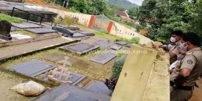 അറയ്ക്കല് പിതാവിന്റെ കുടുംബ കല്ലറയ്ക്ക് മുകളില് സാമൂഹിക വിരുദ്ധര് മാലിന്യം തള്ളി. അറയ്ക്കല് പിതാവിന്റെ കുടുംബ കല്ലറയ്ക്ക് മുകളില് സാമൂഹിക വിരുദ്ധര് മാലിന്യം തള്ളി.